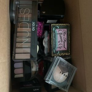 Lots of eye shadow/blush/highlight